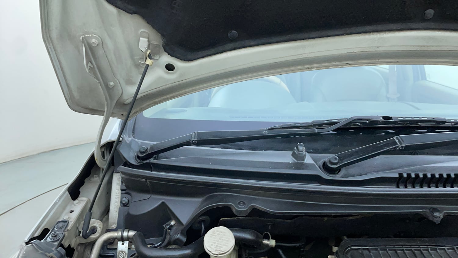 Used 2014 Maruti Suzuki Ertiga ZXi Petrol Manual engine ENGINE RIGHT SIDE HINGE & APRON VIEW