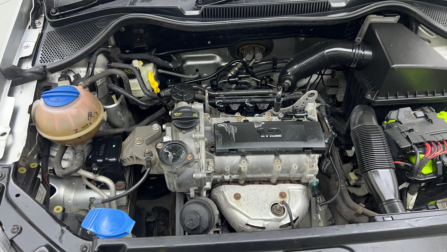 Used 2014 Volkswagen Polo Highline1.2L (P) Petrol Manual engine ENGINE RIGHT SIDE VIEW