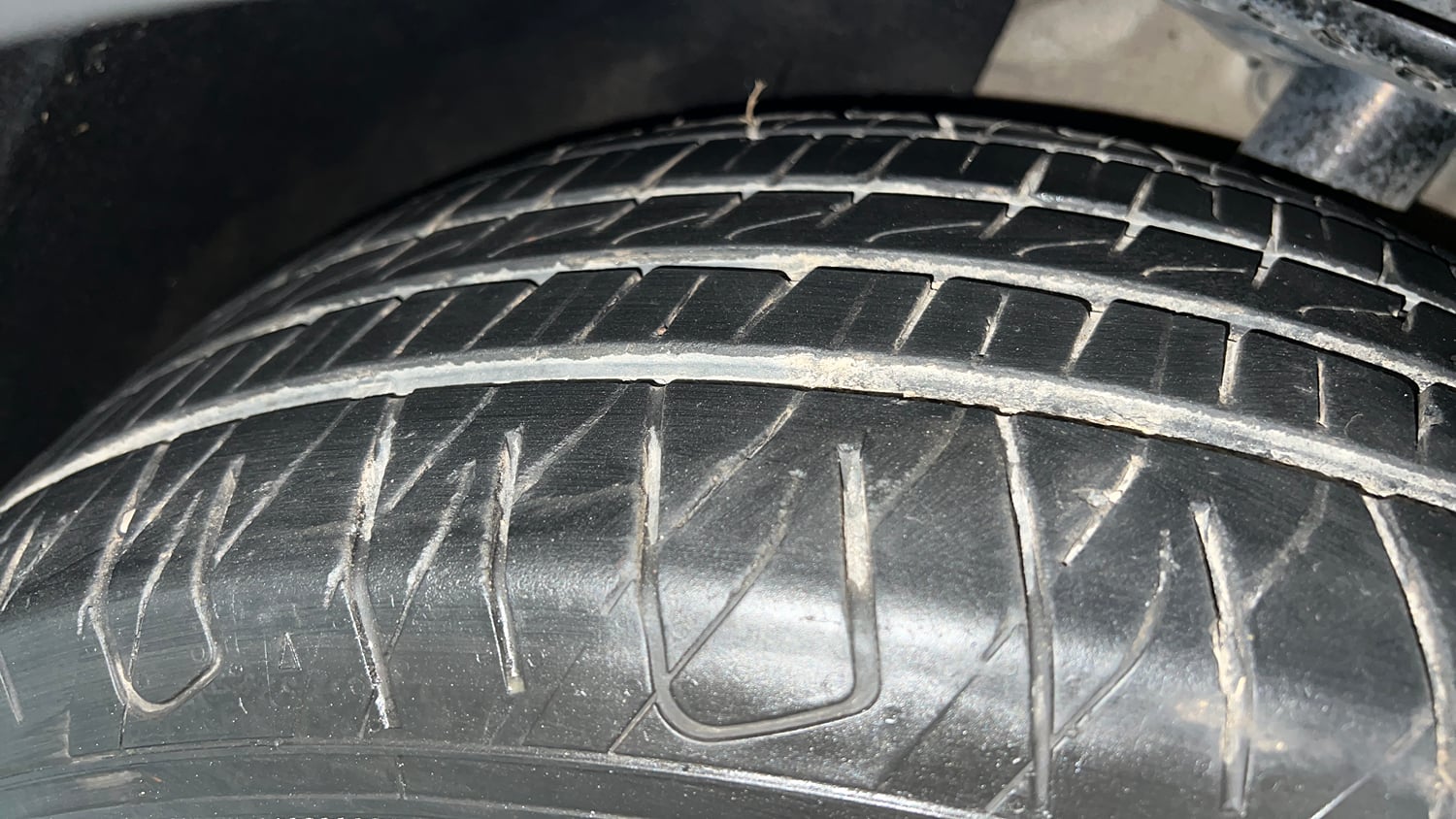 Used 2022 Mahindra XUV700 AX 7 Petrol MT 7 STR Petrol Manual tyres LEFT FRONT TYRE TREAD VIEW