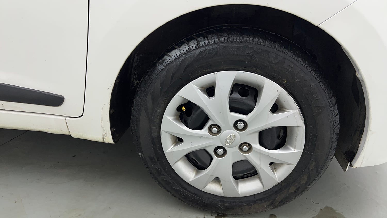 Used 2014 Hyundai Grand i10 Sportz AT 1.2 Kappa VTVT Petrol Automatic tyres RIGHT FRONT TYRE RIM VIEW