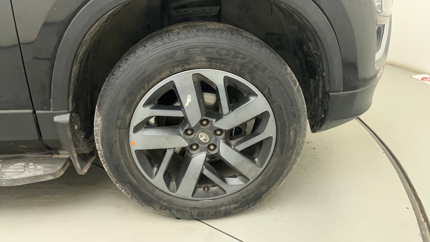 Used 2022 Tata Harrier XZA Plus Dark Edition Diesel Automatic tyres RIGHT FRONT TYRE RIM VIEW