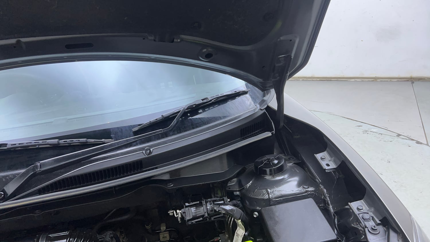 Used 2018 Maruti Suzuki Swift ZXi Plus Petrol Manual engine ENGINE LEFT SIDE HINGE & APRON VIEW