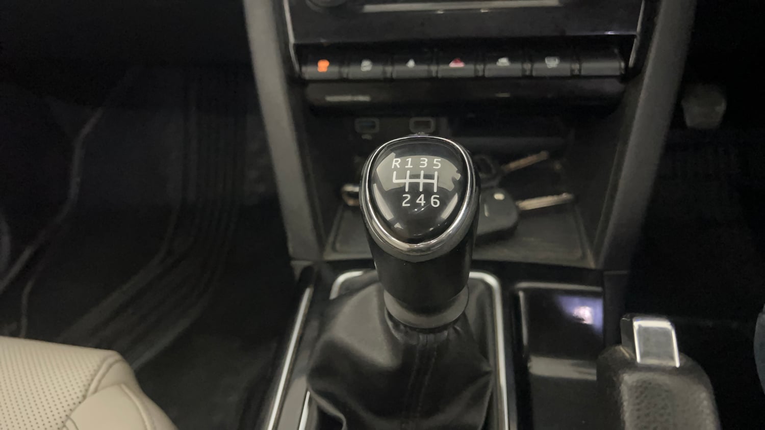 Used 2022 Mahindra XUV700 AX 7 Petrol MT 7 STR Petrol Manual interior GEAR  KNOB VIEW
