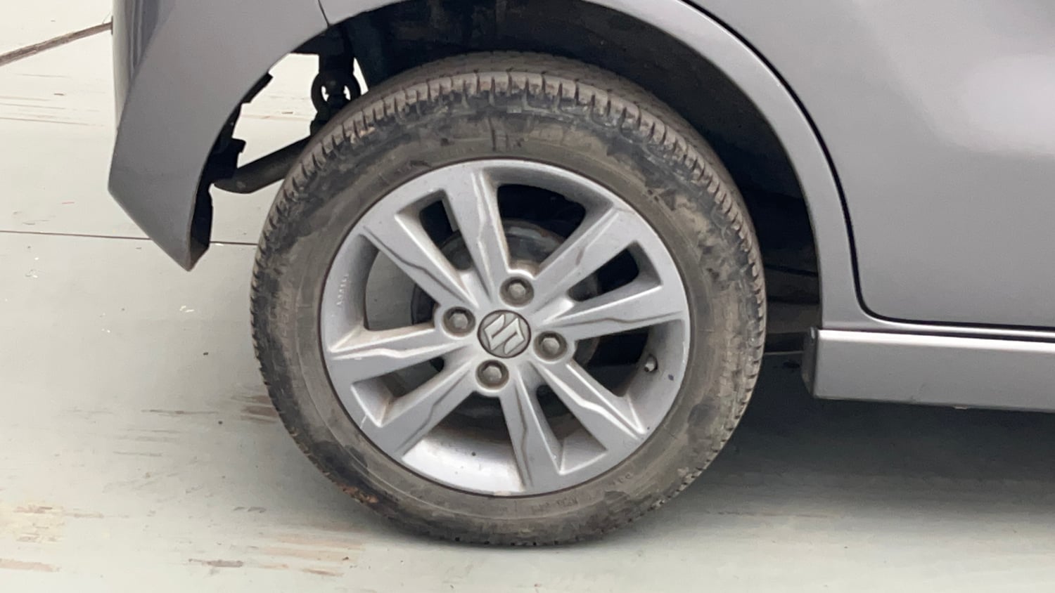 Used 2013 Maruti Suzuki Wagon R Stingray VXi Petrol Manual tyres RIGHT REAR TYRE RIM VIEW