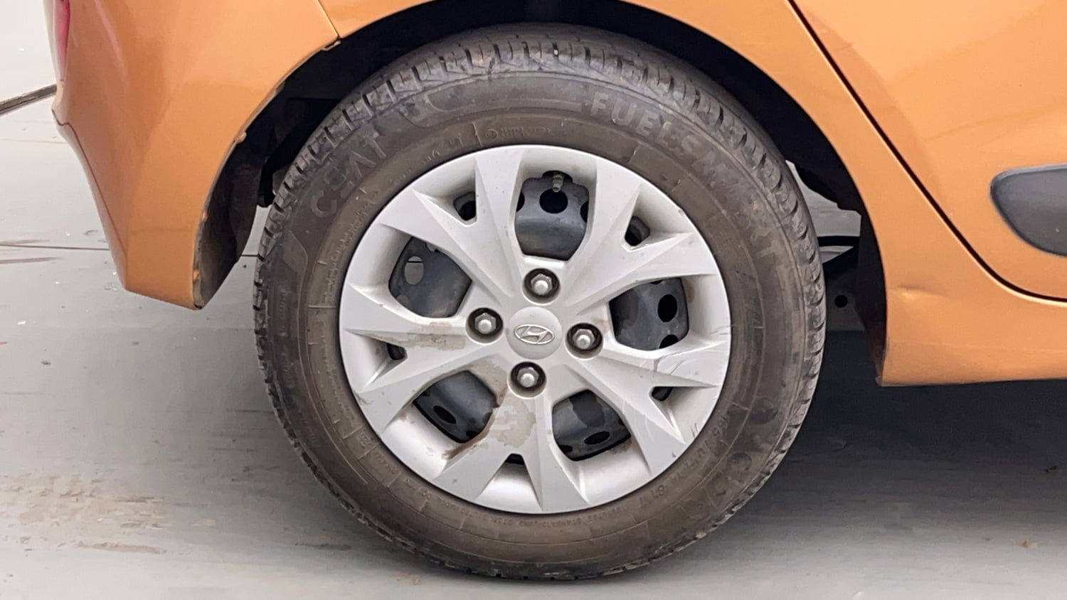 Used 2015 Hyundai Grand i10 Sportz 1.2 Kappa VTVT Petrol Manual tyres RIGHT REAR TYRE RIM VIEW