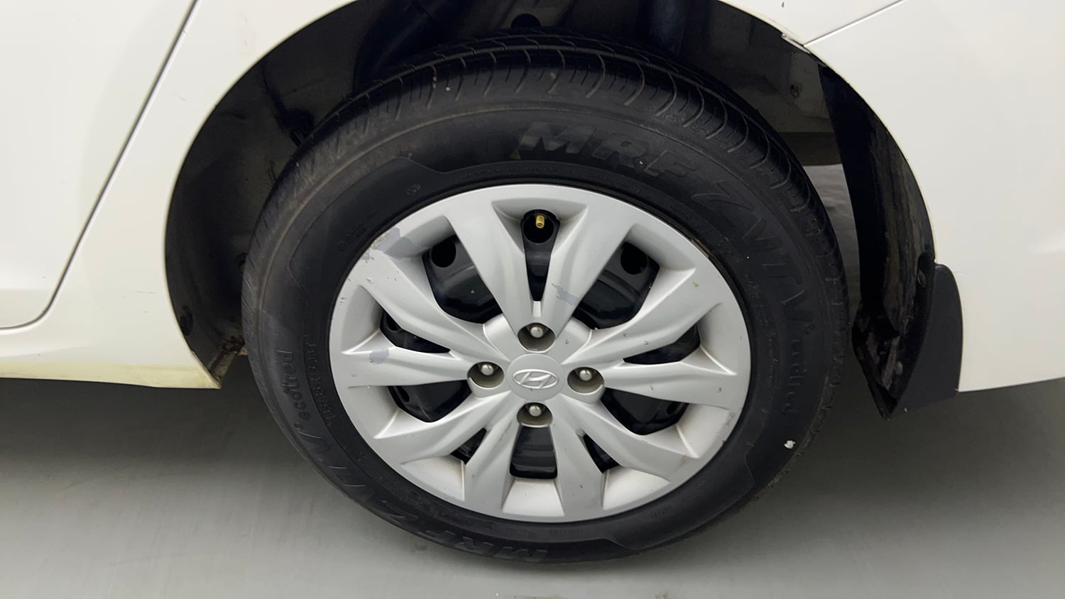 Used 2019 Hyundai Verna EX 1.4 VTVT Petrol Manual tyres LEFT REAR TYRE RIM VIEW