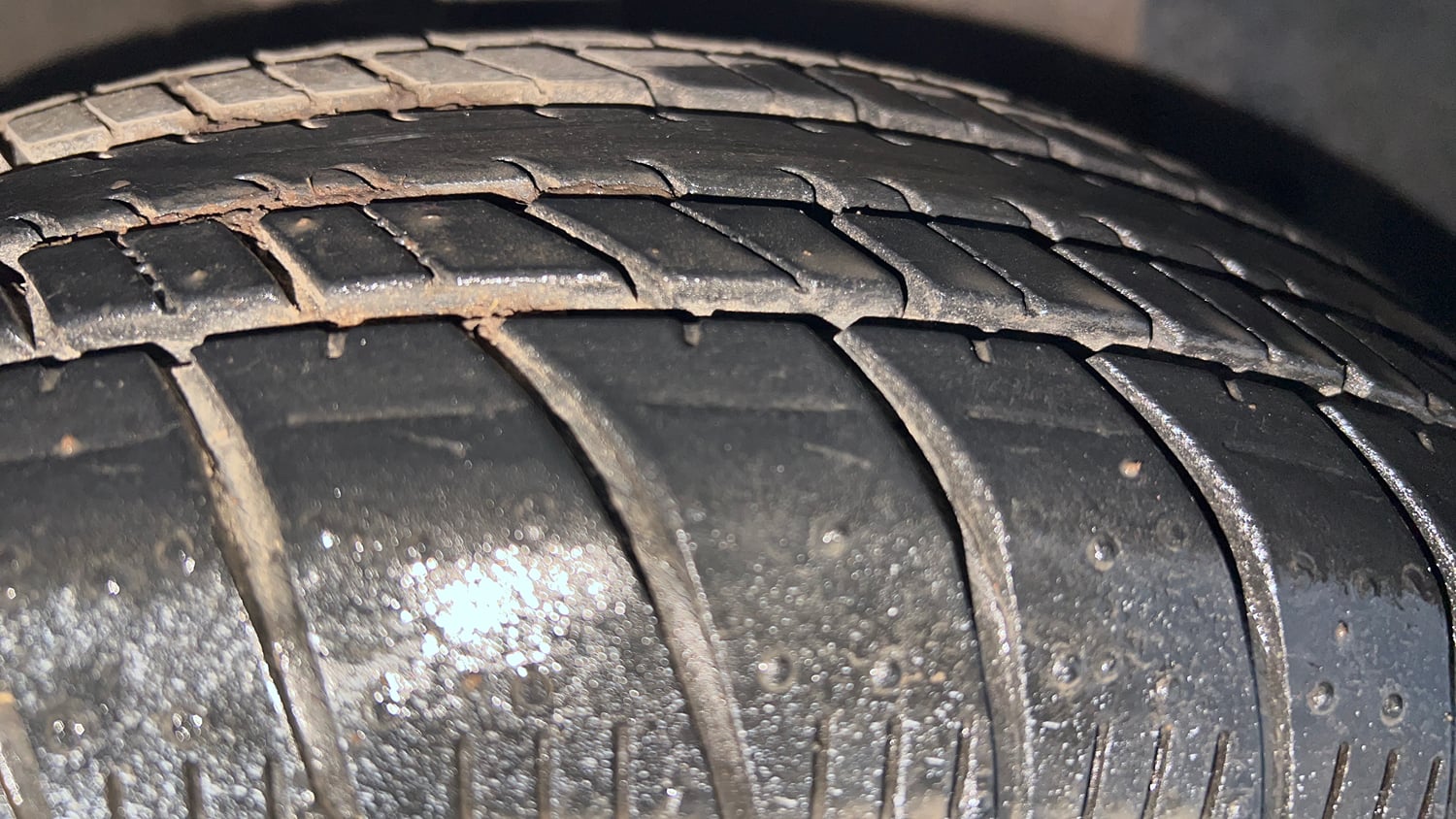 Used 2014 Hyundai Grand i10 Sportz AT 1.2 Kappa VTVT Petrol Automatic tyres RIGHT FRONT TYRE TREAD VIEW