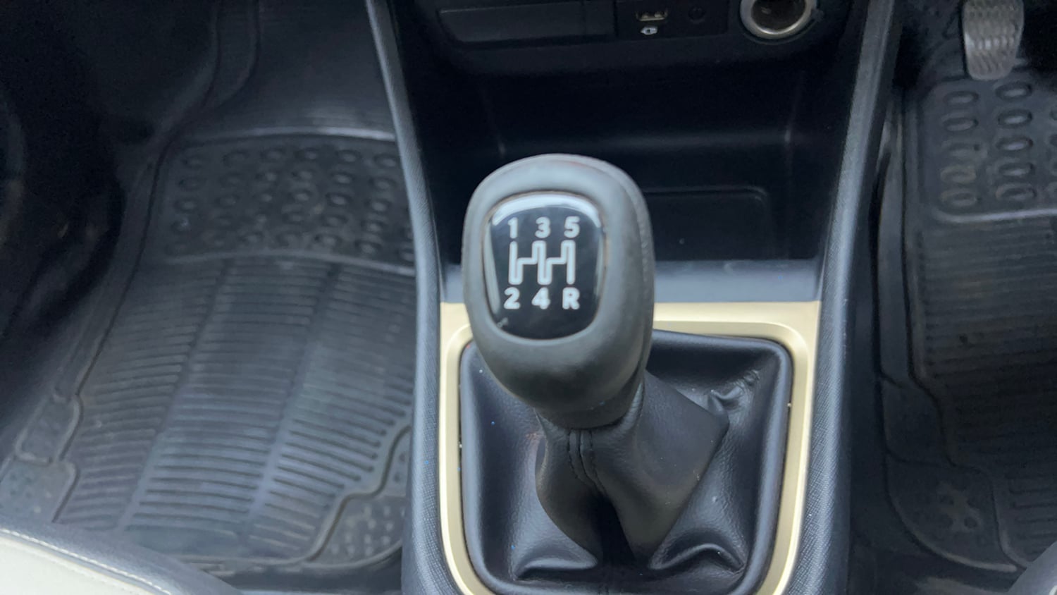 Used 2021 Tata Punch Accomplished Dazzle Pack MT Petrol Manual interior GEAR  KNOB VIEW