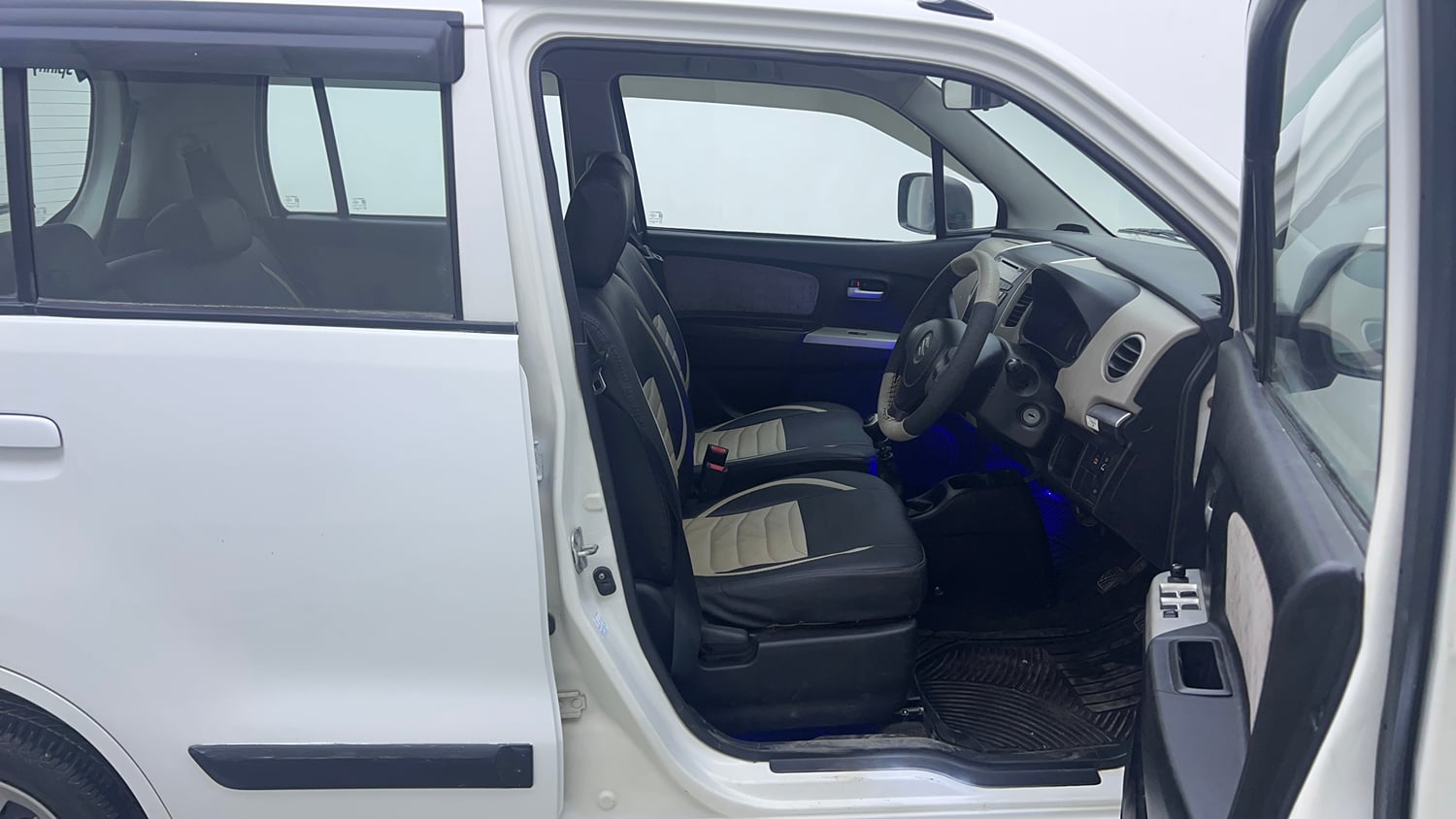 Used 2014 Maruti Suzuki Wagon R VXI Petrol Manual interior RIGHT SIDE FRONT DOOR CABIN VIEW