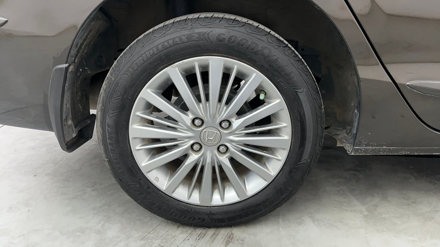 Used 2022 Honda City V Petrol Petrol Manual tyres RIGHT REAR TYRE RIM VIEW