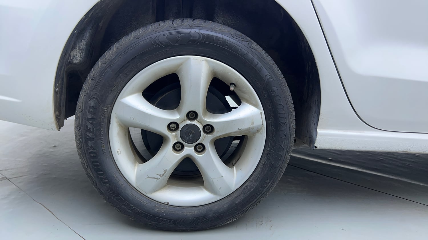 Used 2014 Skoda Rapid 1.6 MPI Elegance Petrol Manual tyres RIGHT REAR TYRE RIM VIEW