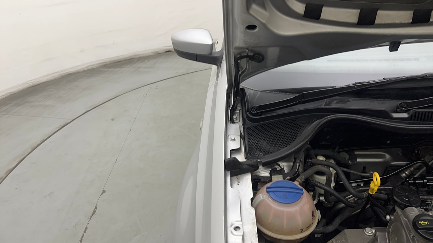 Used 2014 Volkswagen Polo Highline1.2L (P) Petrol Manual engine ENGINE RIGHT SIDE HINGE & APRON VIEW