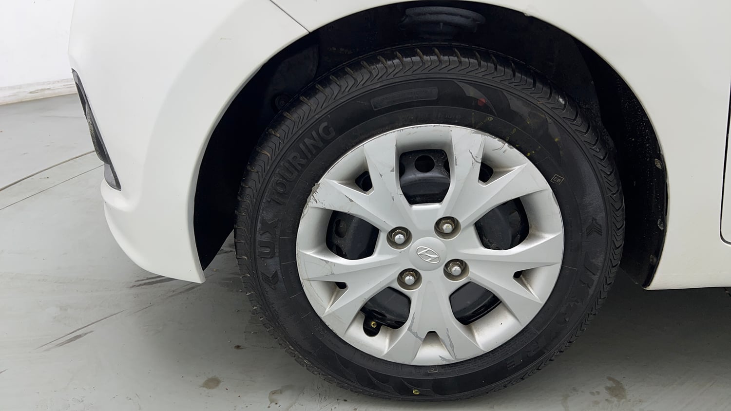Used 2014 Hyundai Grand i10 Sportz AT 1.2 Kappa VTVT Petrol Automatic tyres LEFT FRONT TYRE RIM VIEW
