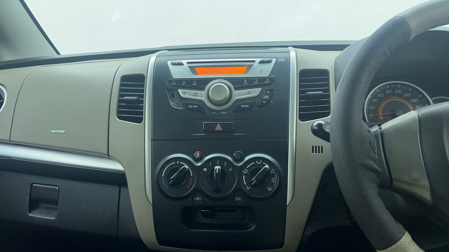 Used 2014 Maruti Suzuki Wagon R VXI Petrol Manual top_features Integrated (in-dash) music system