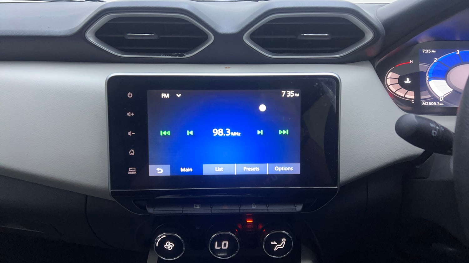 Used 2021 Nissan Magnite XV Turbo CVT Petrol Automatic interior MUSIC SYSTEM & AC CONTROL VIEW