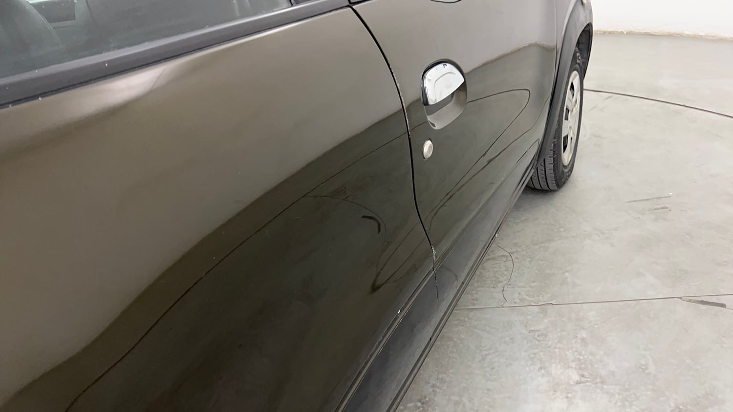 Used 2016 Renault Kwid RXT Petrol Manual dents MINOR SCRATCH
