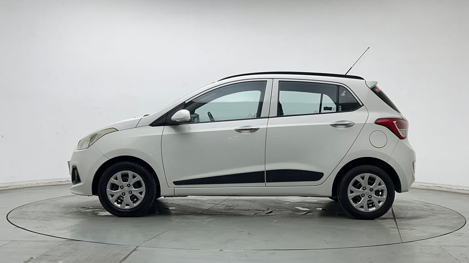 Used 2014 Hyundai Grand i10 Sportz AT 1.2 Kappa VTVT Petrol Automatic exterior LEFT SIDE VIEW