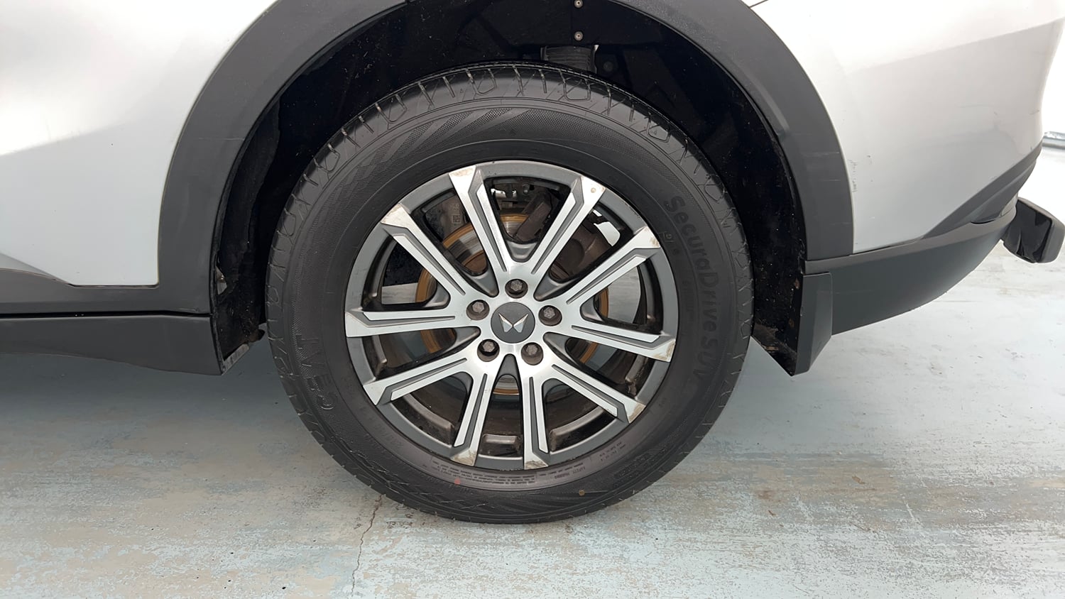 Used 2022 Mahindra XUV700 AX 7 Petrol MT 7 STR Petrol Manual tyres LEFT REAR TYRE RIM VIEW