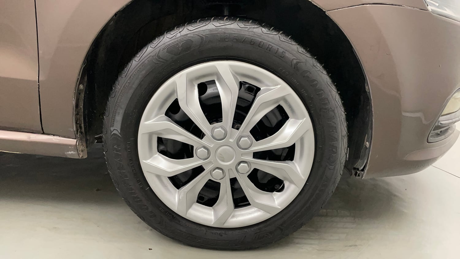 Used 2016 Volkswagen Polo Comfortline 1.2L (P) Petrol Manual tyres RIGHT FRONT TYRE RIM VIEW