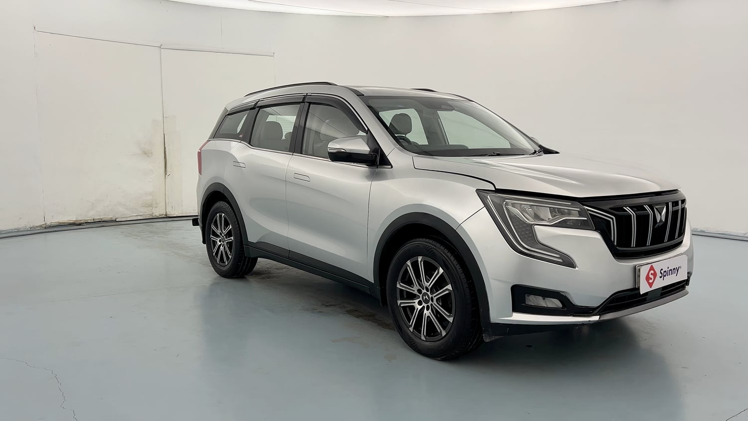 Used 2022 Mahindra XUV700 AX 7 Petrol MT 7 STR Petrol Manual exterior RIGHT FRONT CORNER VIEW
