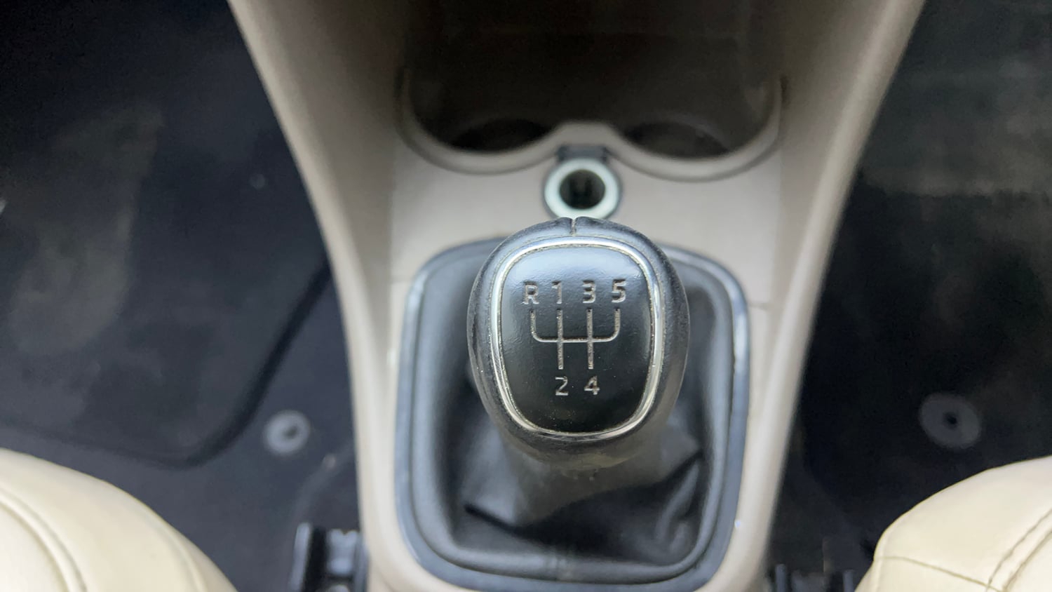 Used 2014 Skoda Rapid 1.6 MPI Elegance Petrol Manual interior GEAR  KNOB VIEW