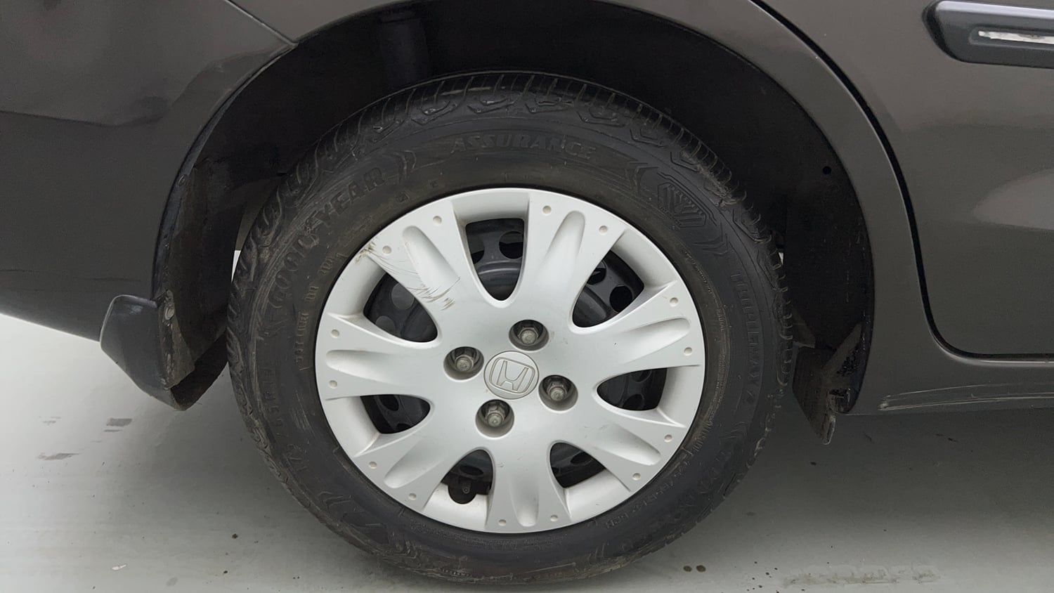 Used 2016 Honda Amaze 1.2 S AT i-VTEC Petrol Automatic tyres RIGHT REAR TYRE RIM VIEW