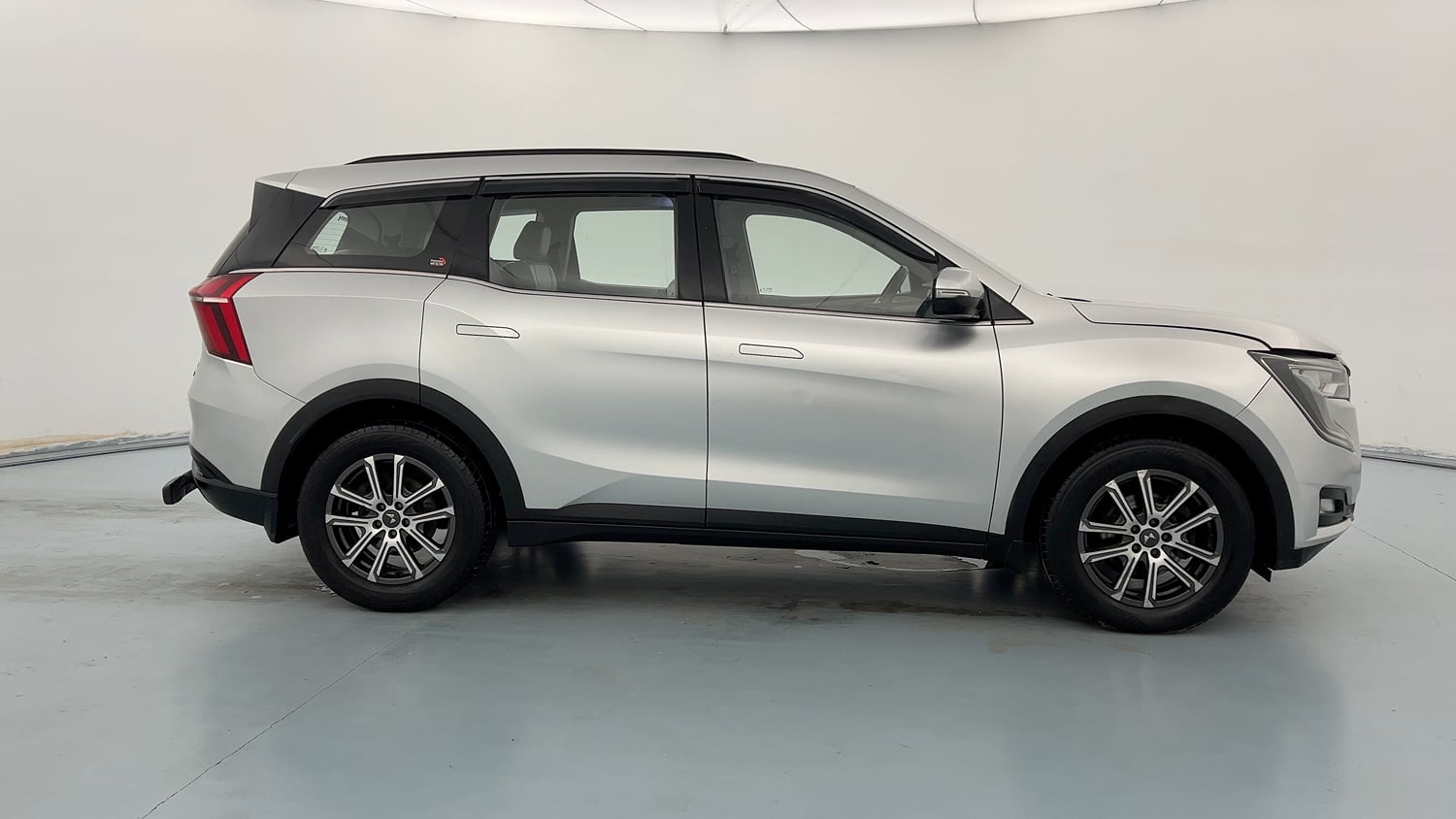 Used 2022 Mahindra XUV700 AX 7 Petrol MT 7 STR Petrol Manual exterior RIGHT SIDE VIEW
