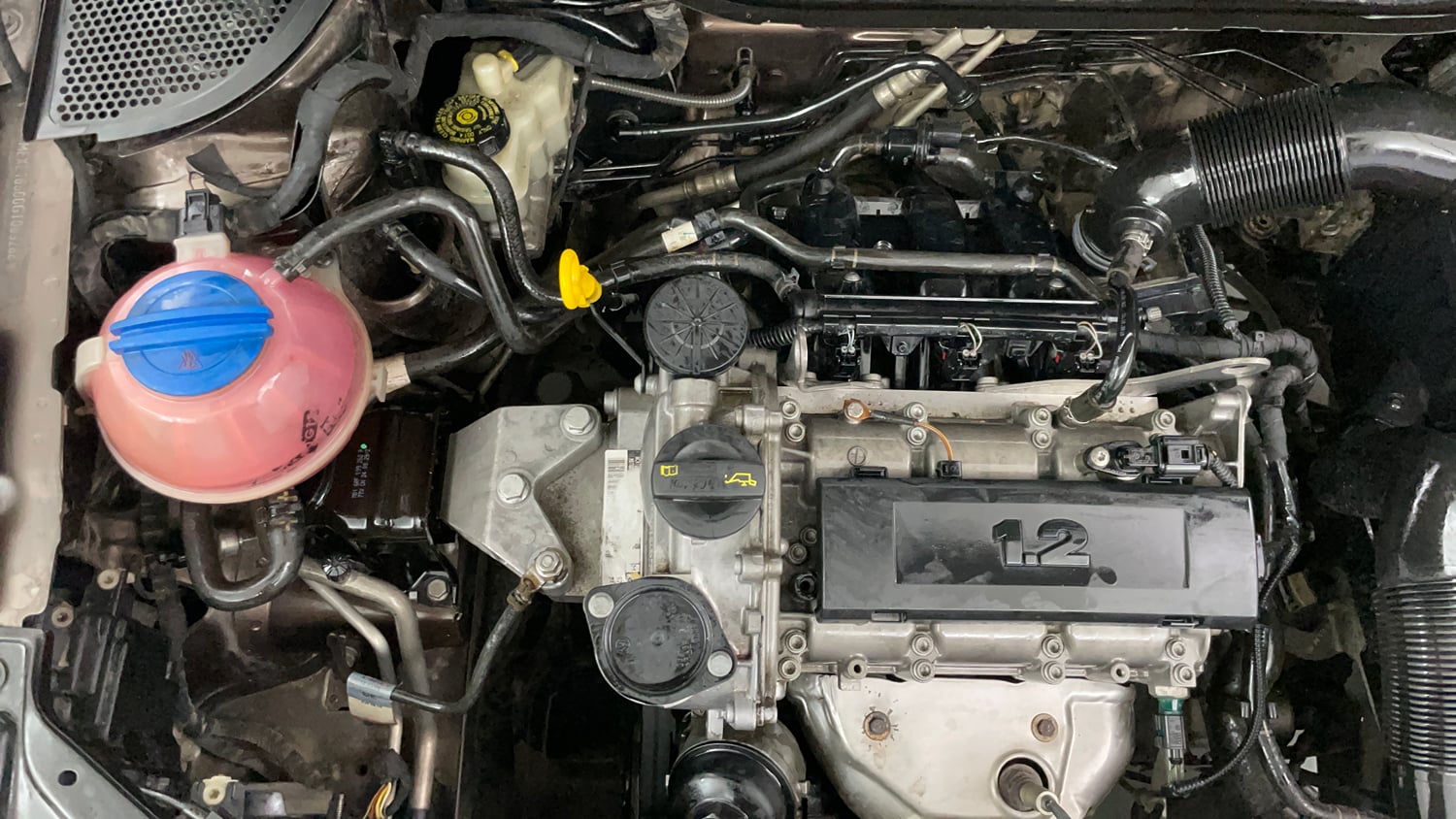 Used 2016 Volkswagen Polo Comfortline 1.2L (P) Petrol Manual engine ENGINE RIGHT SIDE VIEW