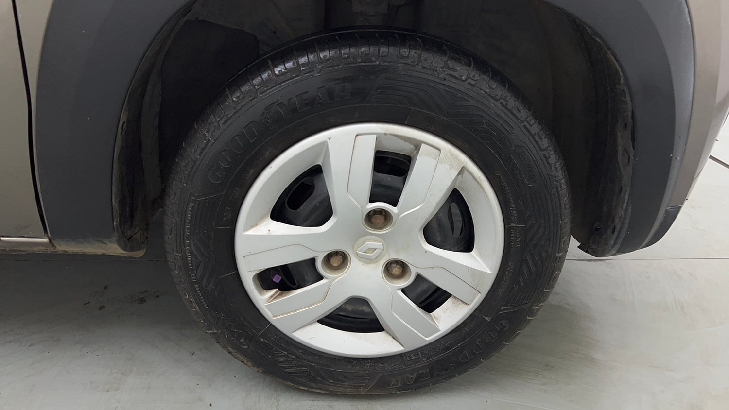 Used 2017 Renault Kwid 1.0 RXL AMT Petrol Automatic tyres RIGHT FRONT TYRE RIM VIEW