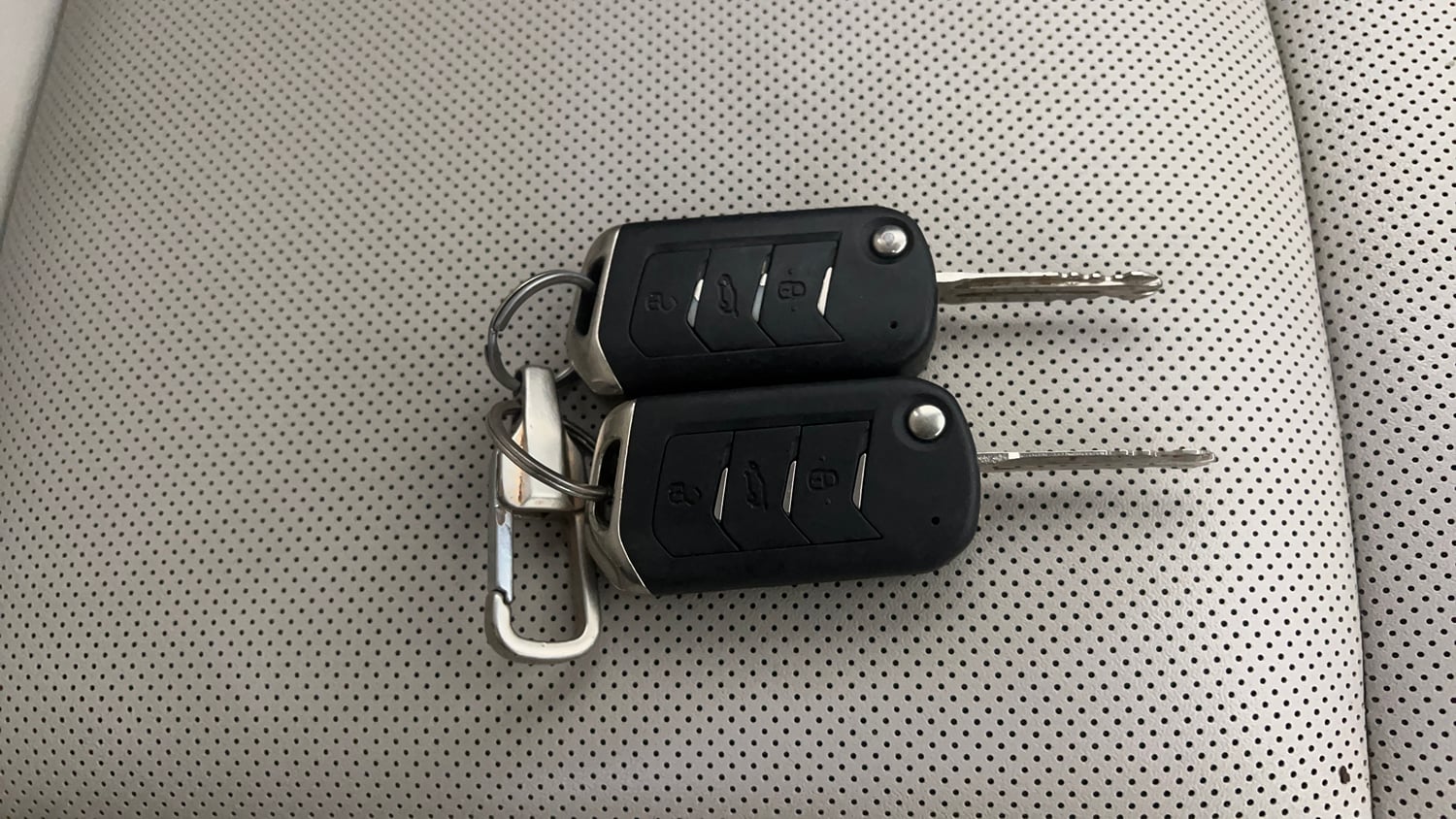 Used 2022 Mahindra XUV700 AX 7 Petrol MT 7 STR Petrol Manual extra CAR KEY VIEW