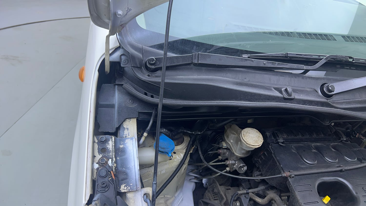 Used 2014 Maruti Suzuki Wagon R VXI Petrol Manual engine ENGINE RIGHT SIDE HINGE & APRON VIEW