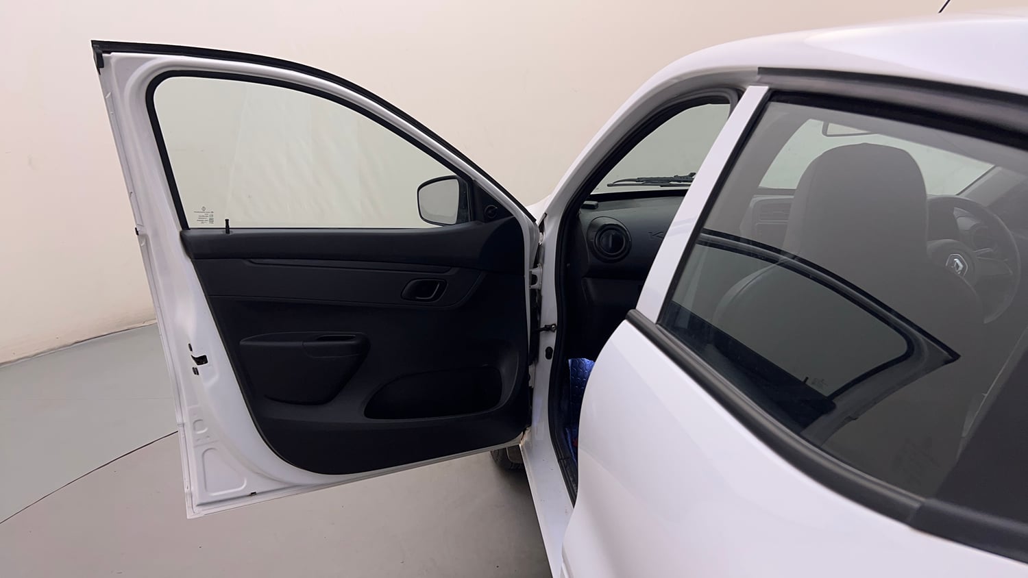 Used 2022 Renault Kwid RXL (O) 0.8 Petrol Manual interior LEFT FRONT DOOR OPEN VIEW
