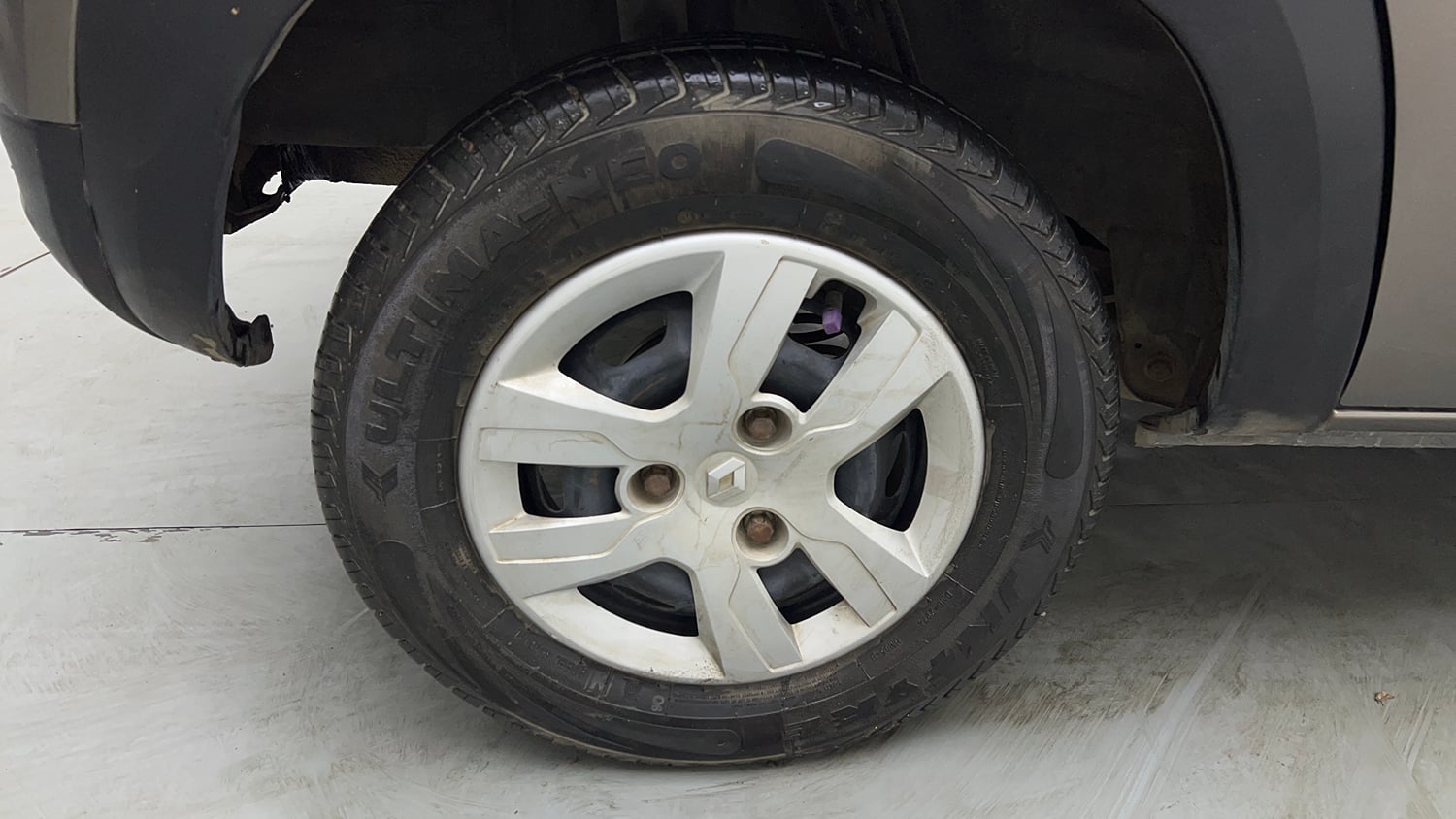 Used 2017 Renault Kwid 1.0 RXL AMT Petrol Automatic tyres RIGHT REAR TYRE RIM VIEW