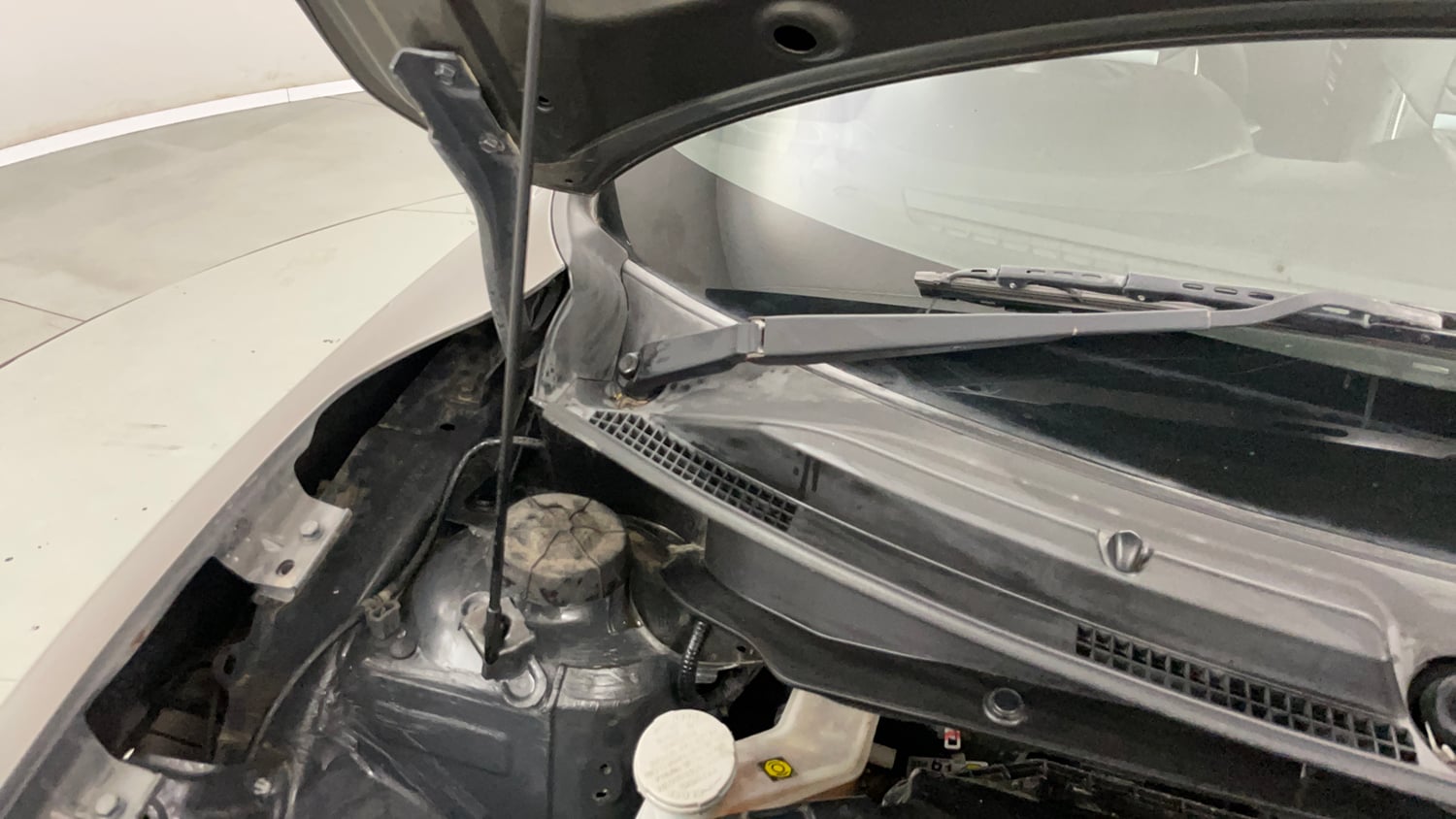 Used 2020 Maruti Suzuki Swift VXi Petrol Manual engine ENGINE RIGHT SIDE HINGE & APRON VIEW