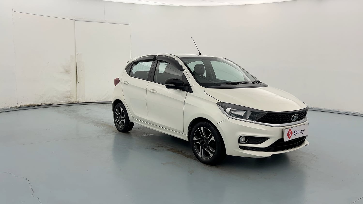 Used 2020 Tata Tiago XZ Plus Petrol Manual exterior RIGHT FRONT CORNER VIEW