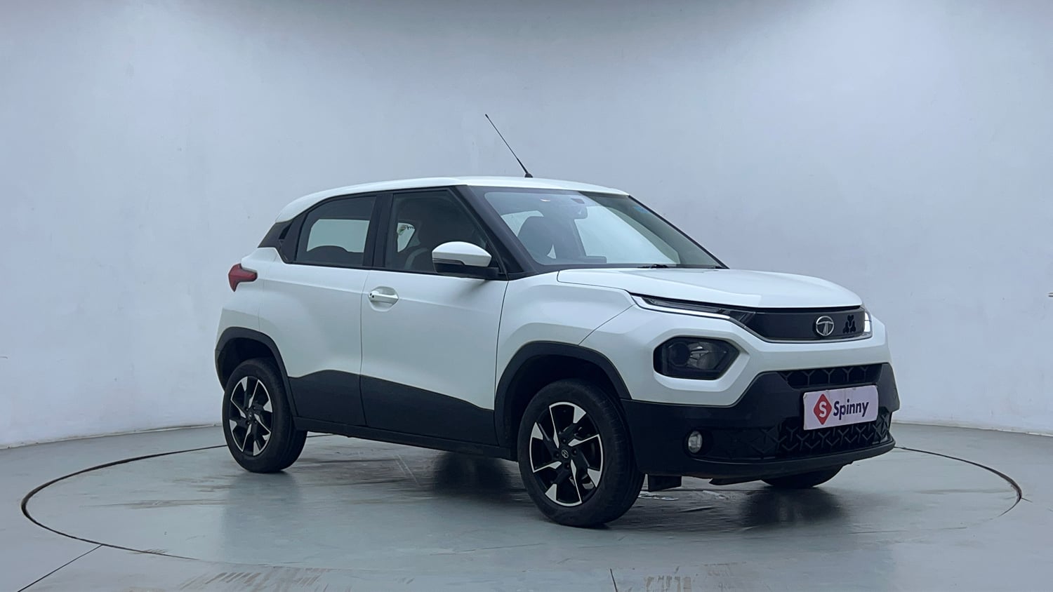 Used 2021 Tata Punch Accomplished Dazzle Pack MT Petrol Manual exterior RIGHT FRONT CORNER VIEW