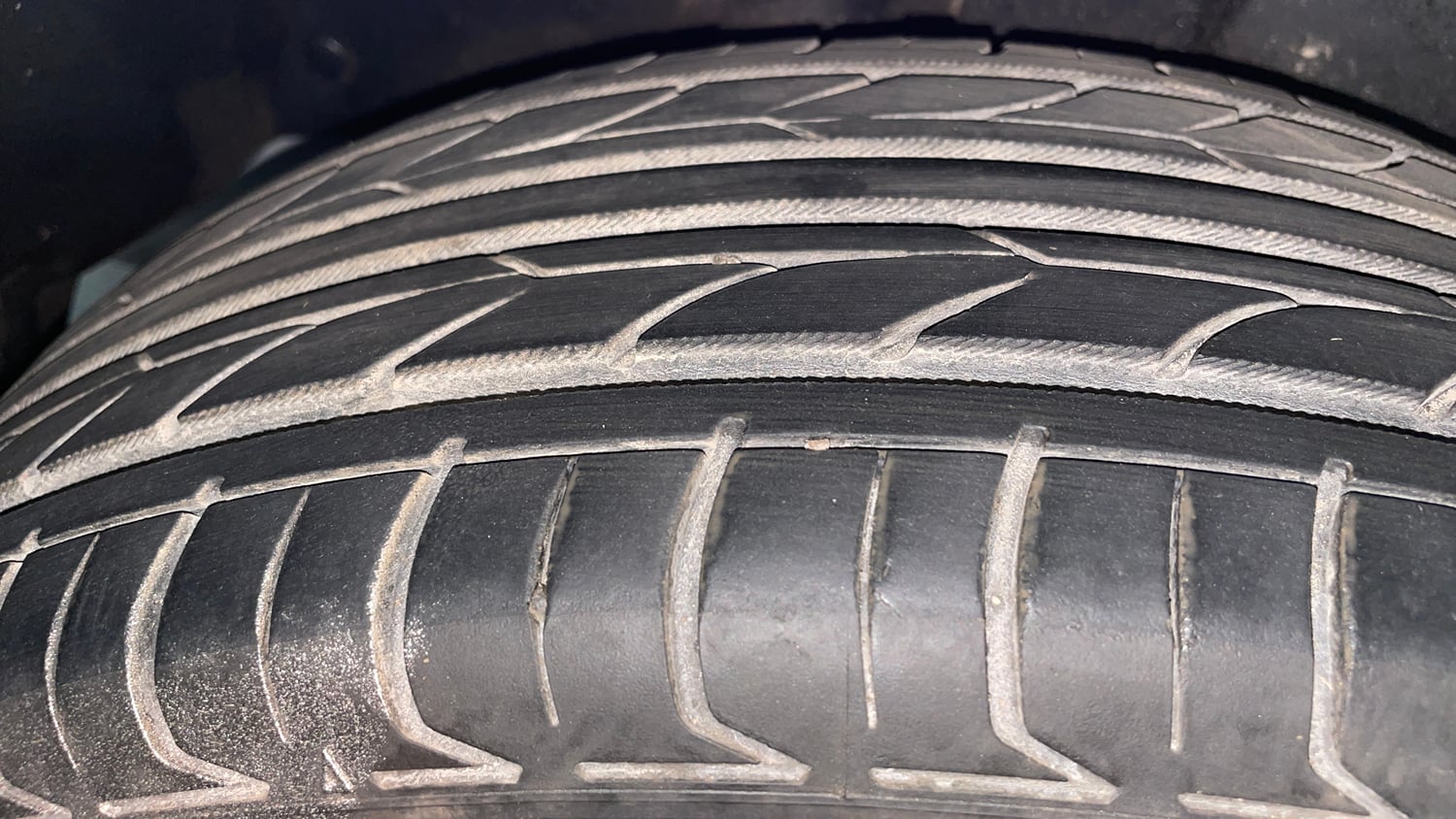 Used 2014 Maruti Suzuki Ertiga ZXi Petrol Manual tyres RIGHT REAR TYRE TREAD VIEW