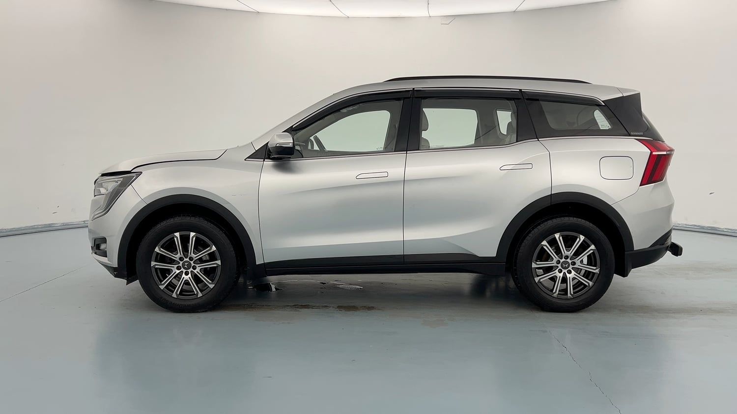 Used 2022 Mahindra XUV700 AX 7 Petrol MT 7 STR Petrol Manual exterior LEFT SIDE VIEW
