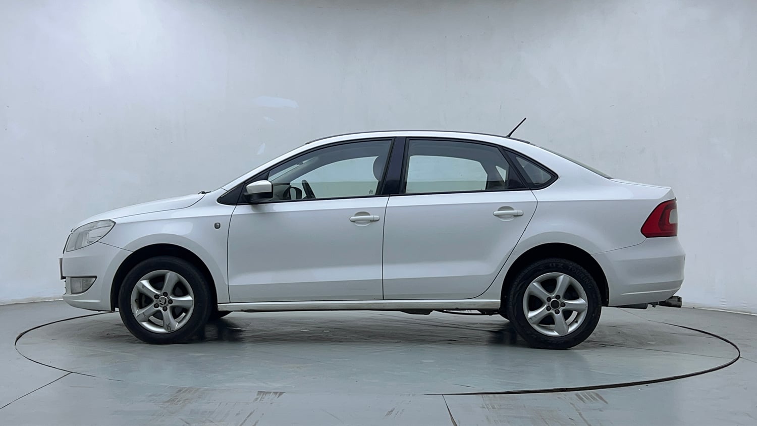 Used 2014 Skoda Rapid 1.6 MPI Elegance Petrol Manual exterior LEFT SIDE VIEW