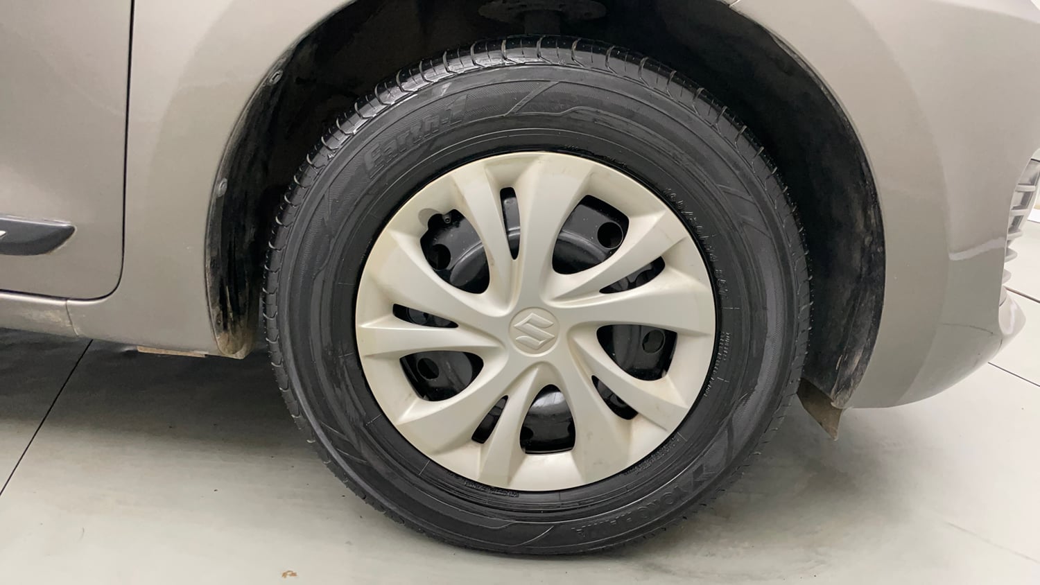 Used 2020 Maruti Suzuki Swift VXi Petrol Manual tyres RIGHT FRONT TYRE RIM VIEW