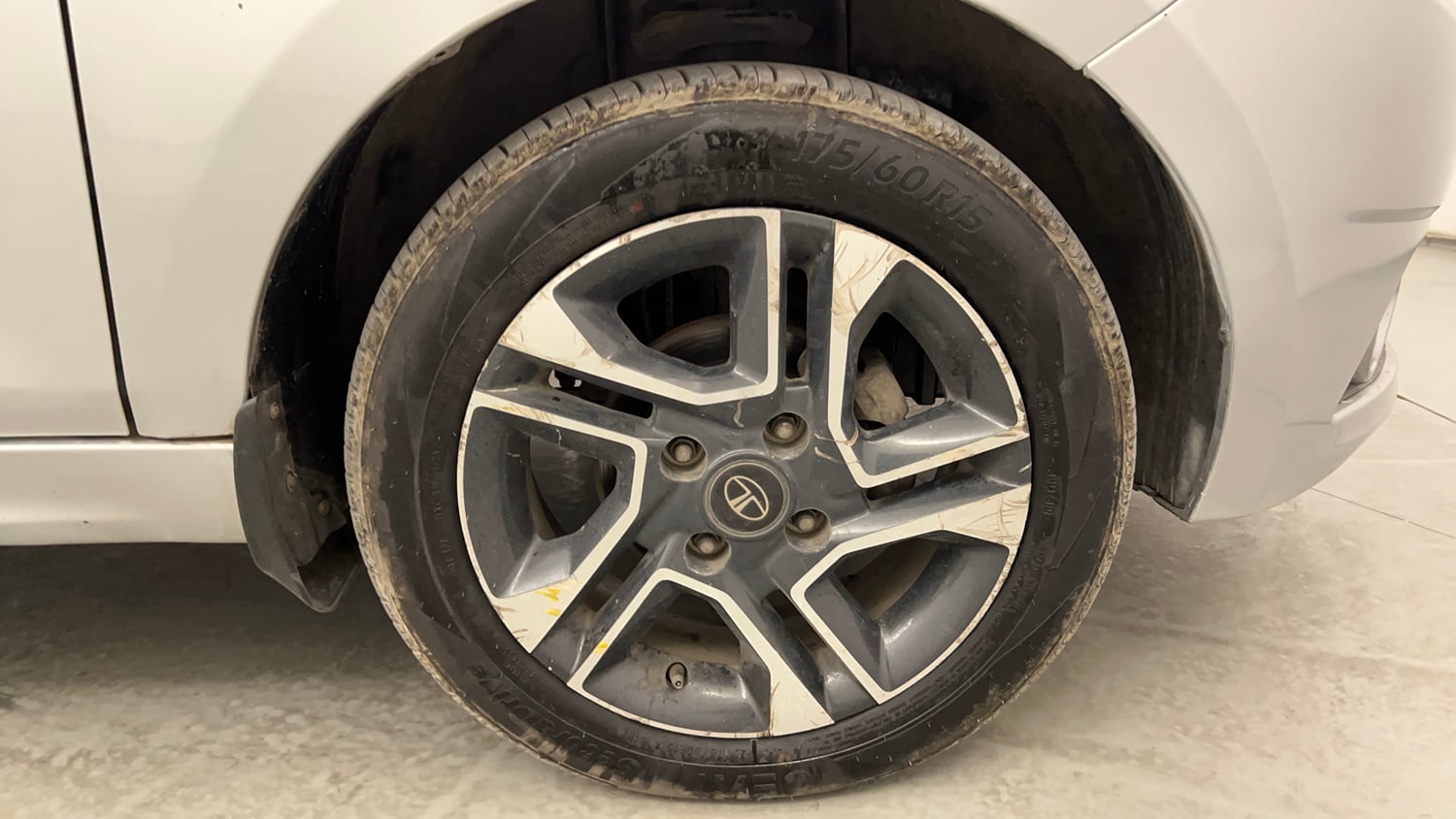 Used 2018 Tata Tigor Revotron XZ (O) Petrol Manual tyres RIGHT FRONT TYRE RIM VIEW