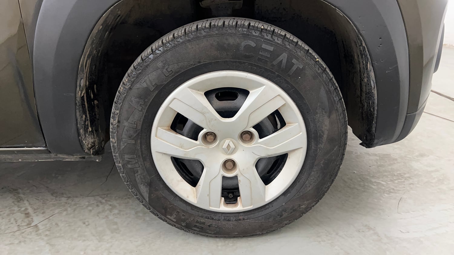 Used 2016 Renault Kwid RXT Petrol Manual tyres RIGHT FRONT TYRE RIM VIEW