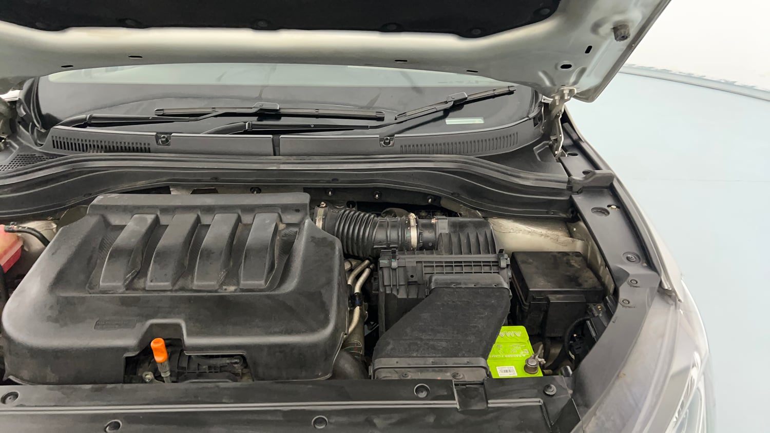 Used 2022 Mahindra XUV700 AX 7 Petrol MT 7 STR Petrol Manual engine ENGINE LEFT SIDE HINGE & APRON VIEW