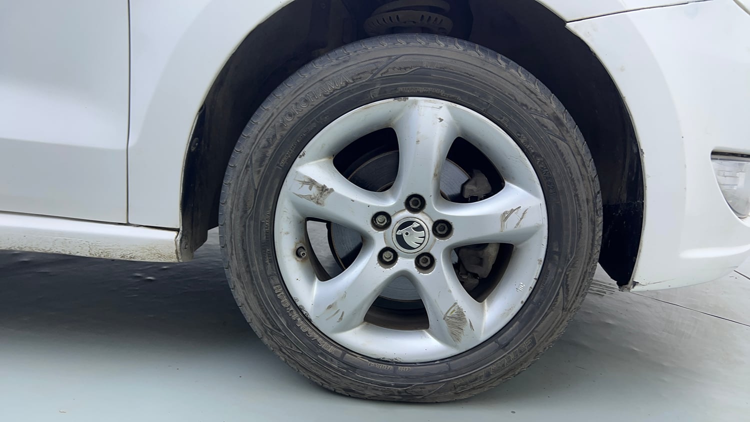 Used 2014 Skoda Rapid 1.6 MPI Elegance Petrol Manual tyres RIGHT FRONT TYRE RIM VIEW