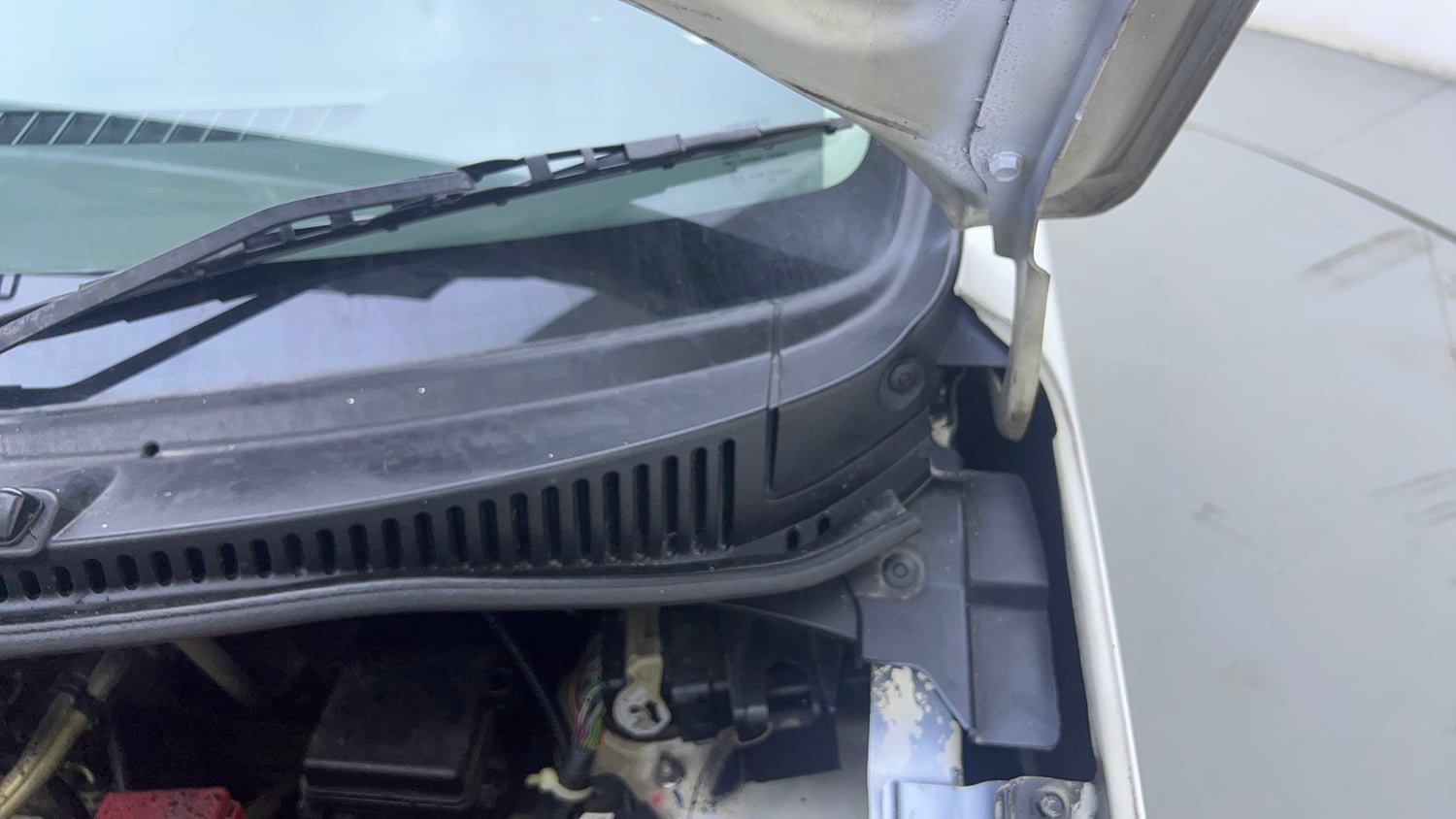 Used 2014 Maruti Suzuki Wagon R VXI Petrol Manual engine ENGINE LEFT SIDE HINGE & APRON VIEW