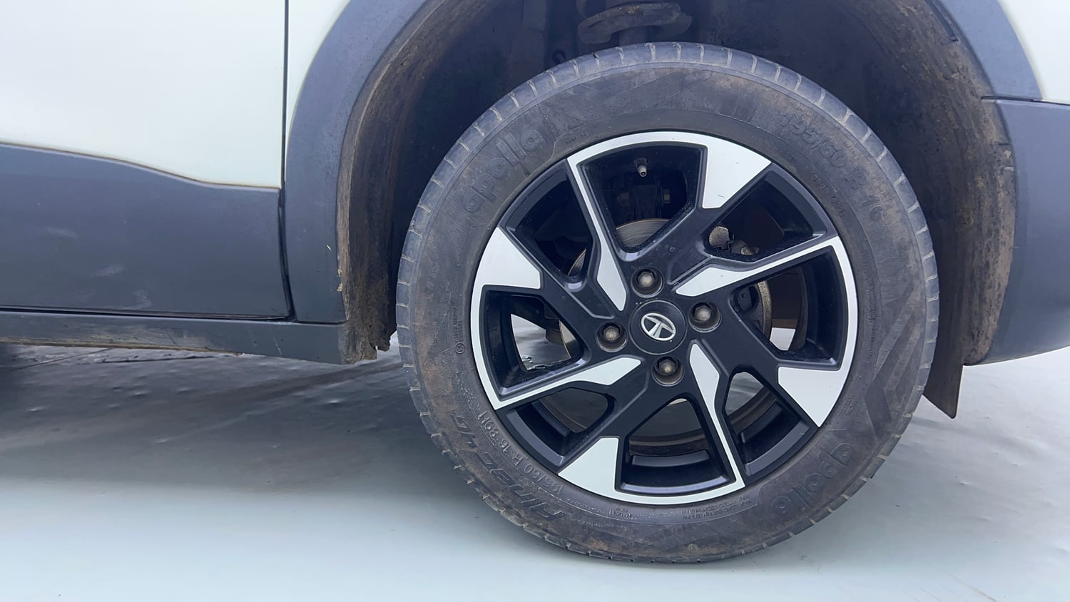 Used 2021 Tata Punch Accomplished Dazzle Pack MT Petrol Manual tyres RIGHT FRONT TYRE RIM VIEW