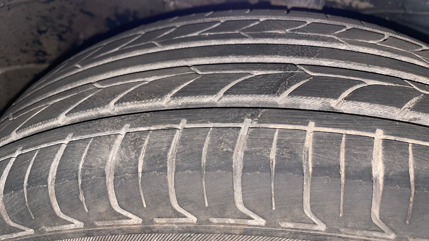 Used 2014 Maruti Suzuki Ertiga ZXi Petrol Manual tyres RIGHT FRONT TYRE TREAD VIEW