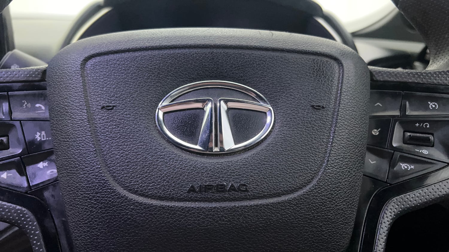 Used 2022 Tata Harrier XZA Plus Dark Edition Diesel Automatic top_features Airbags