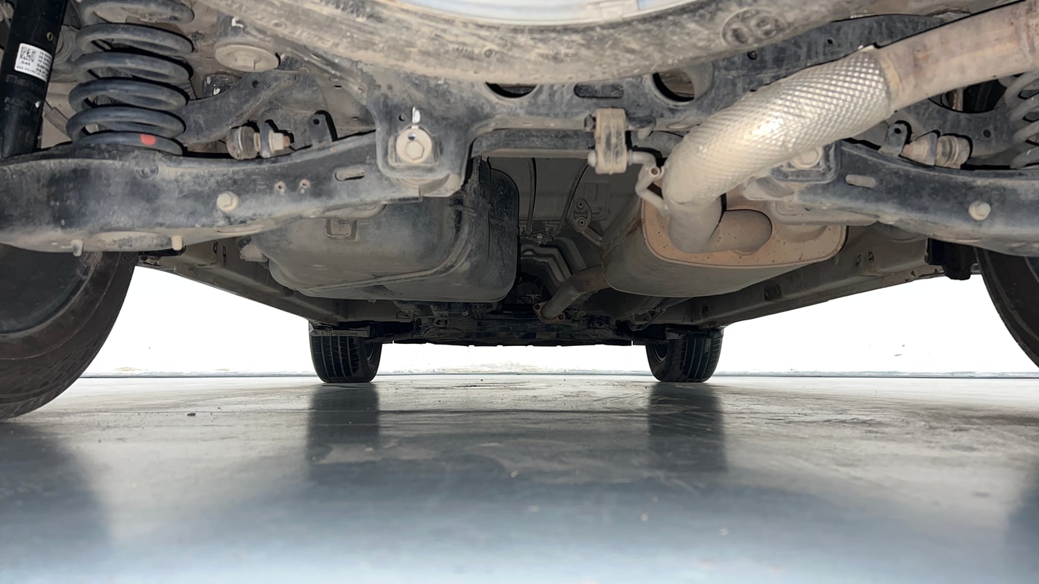 Used 2022 Mahindra XUV700 AX 7 Petrol MT 7 STR Petrol Manual extra REAR UNDERBODY VIEW (TAKEN FROM REAR)