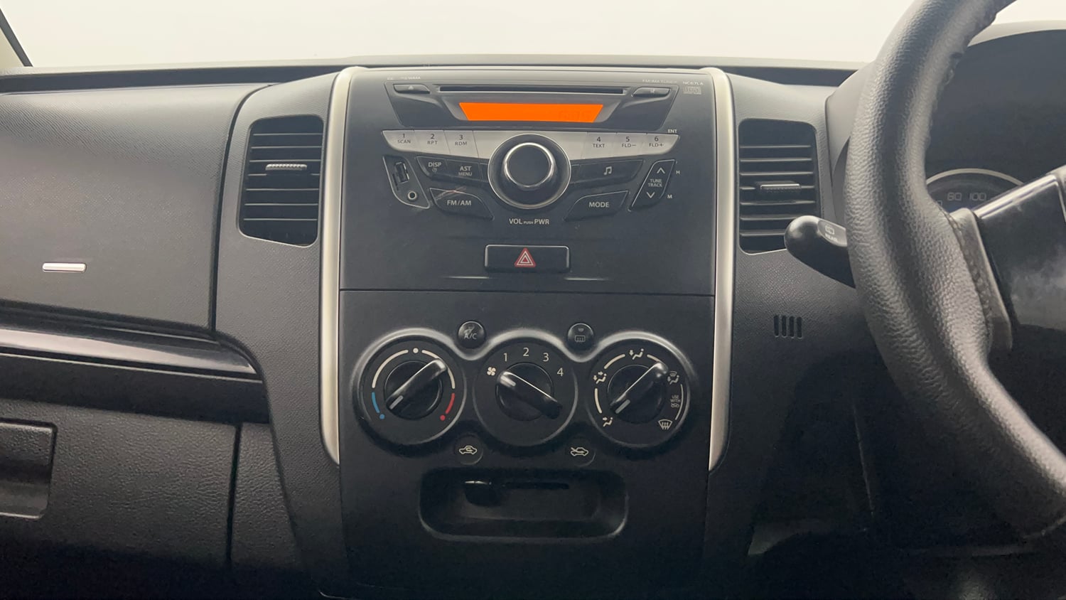 Used 2013 Maruti Suzuki Wagon R Stingray VXi Petrol Manual top_features Integrated (in-dash) music system